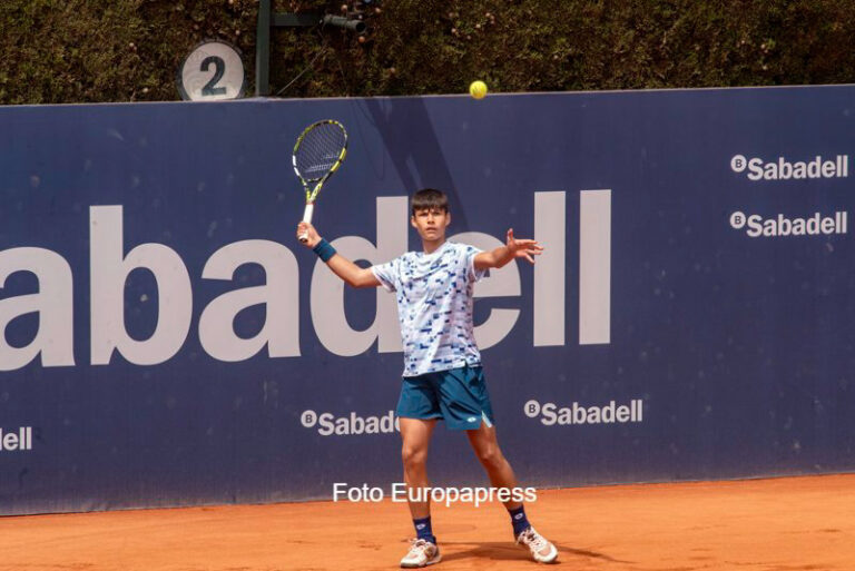 Jaime Alcaraz jugando al tenis en la Caja Mágica