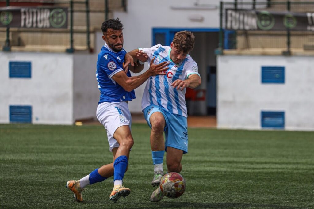 Jamal deteniendo un penalti en un partido de fútbol