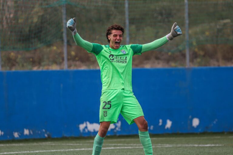 Jamal, portero de la U.D. Melilla, celebra una parada importante en el partido.