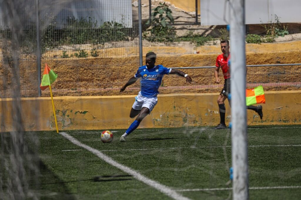 Jamal deteniendo un penalti en un partido de fútbol