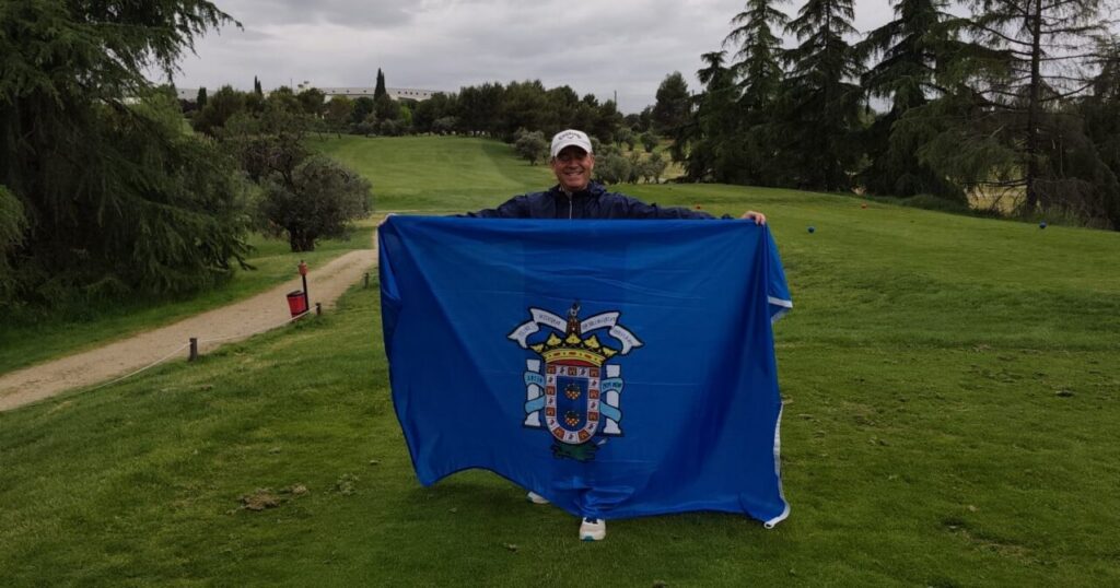 Jesús Carlos Martínez sosteniendo una bandera en un campo de golf