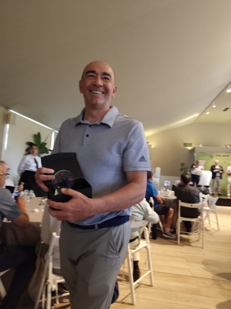 Jesús Carlos Martínez sonriente con un trofeo en el torneo de golf