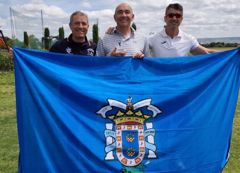 Jesús Carlos Martínez con compañeros sosteniendo una bandera en el torneo de golf