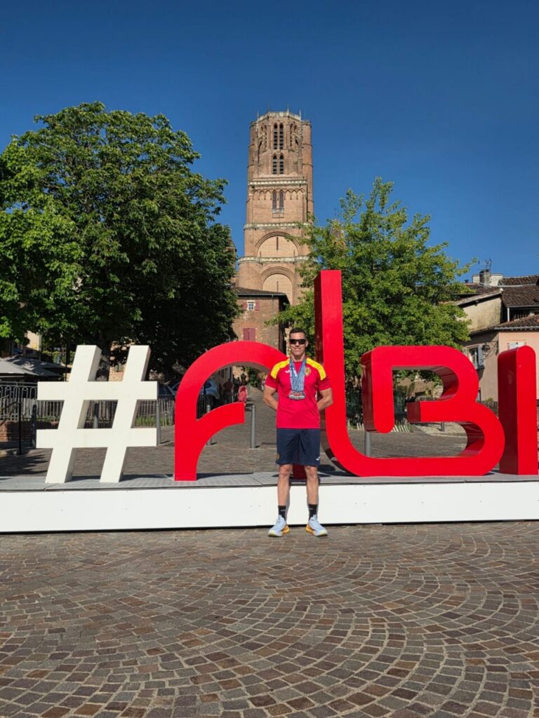 Jesús Herrero posando con medallas en Albi, Francia