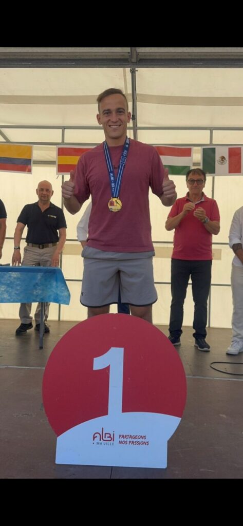 Jesús Herrero posando con medalla de oro en Albi