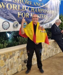 Jesús Rodríguez celebrando con la bandera de España en el campeonato mundial de pesca