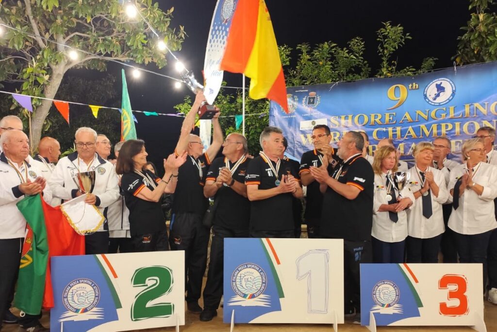 Jesús Rodríguez celebra su victoria en el campeonato de pesca con su equipo.