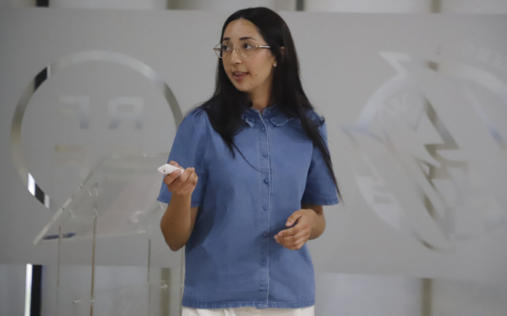 Fisioterapeuta Dina Hamed Hamed durante su ponencia sobre prevención de lesiones