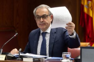 José Luis Rodríguez Zapatero sosteniendo un documento durante su declaración