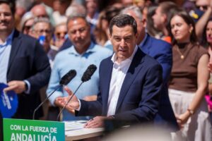 Juanma Moreno hablando en un acto de campaña electoral en Andalucía
