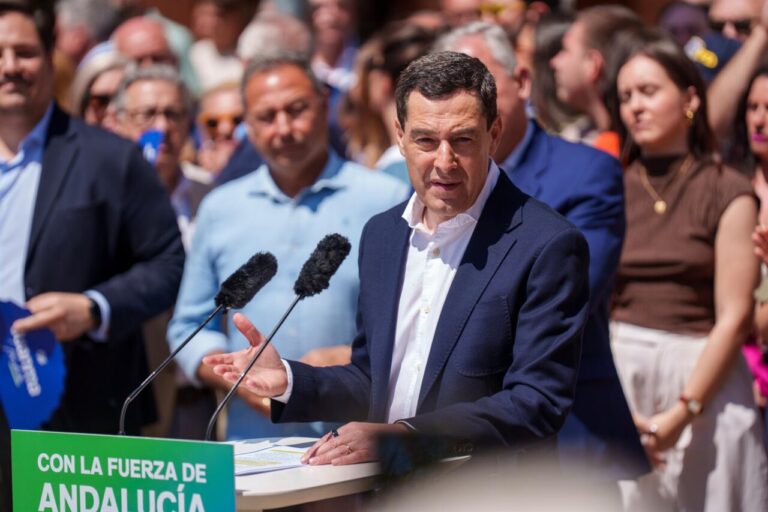 Juanma Moreno hablando en un acto de campaña electoral en Andalucía