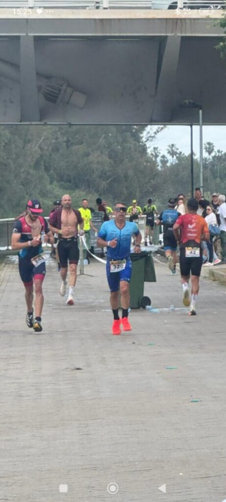 Julio Gutiérrez y Fali Alcaide corriendo en el Triatlón MD de Sevilla