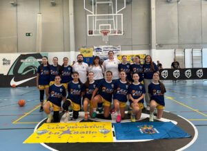 Equipo de baloncesto femenino del Club Deportivo La Salle en competición infantil