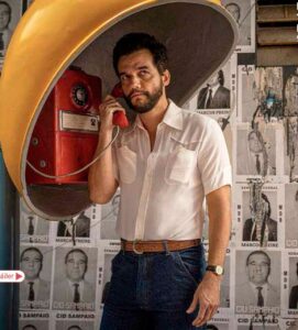 Escena de la película El agente secreto con un hombre en un teléfono rojo