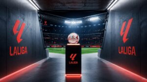 Imagen del logo de LaLiga y un balón de fútbol en un estadio