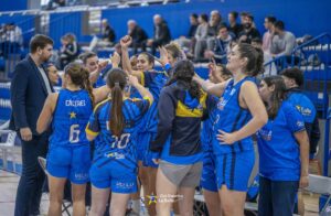 Jugadoras del MCD La Salle celebrando en un partido de baloncesto