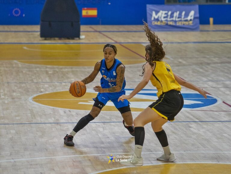 Jugadora de baloncesto en acción durante un partido en Paterna