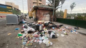 Basura acumulada en la calle de la Cañada de Hidum