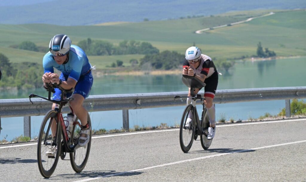 Dos triatletas compitiendo en el T100 Triathlon Pamplona