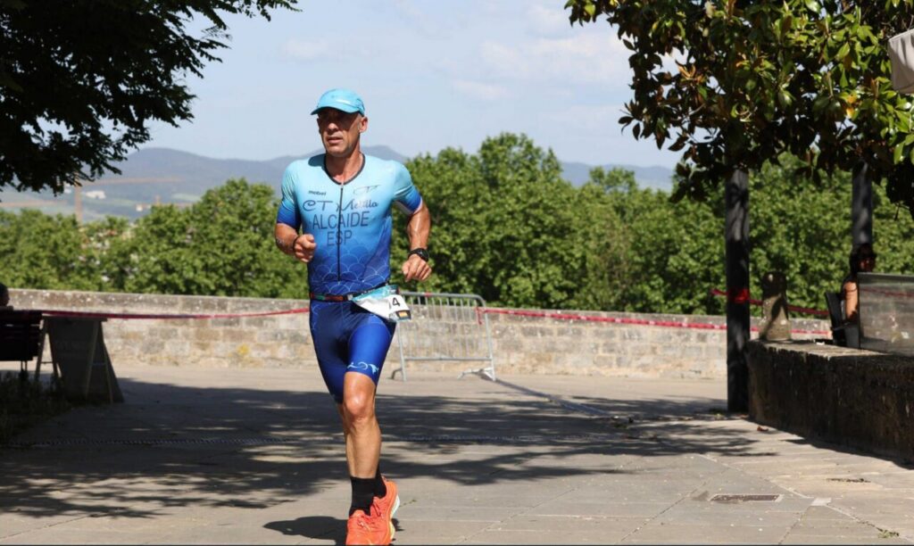 Triatleta corriendo en el triatlón de Pamplona, vestido con uniforme azul