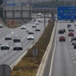 Tráfico en la autovía M-40 en Madrid con varios vehículos en movimiento