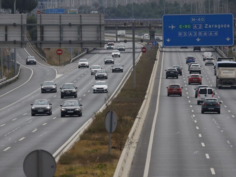 Tráfico en la autovía M-40 en Madrid con varios vehículos en movimiento