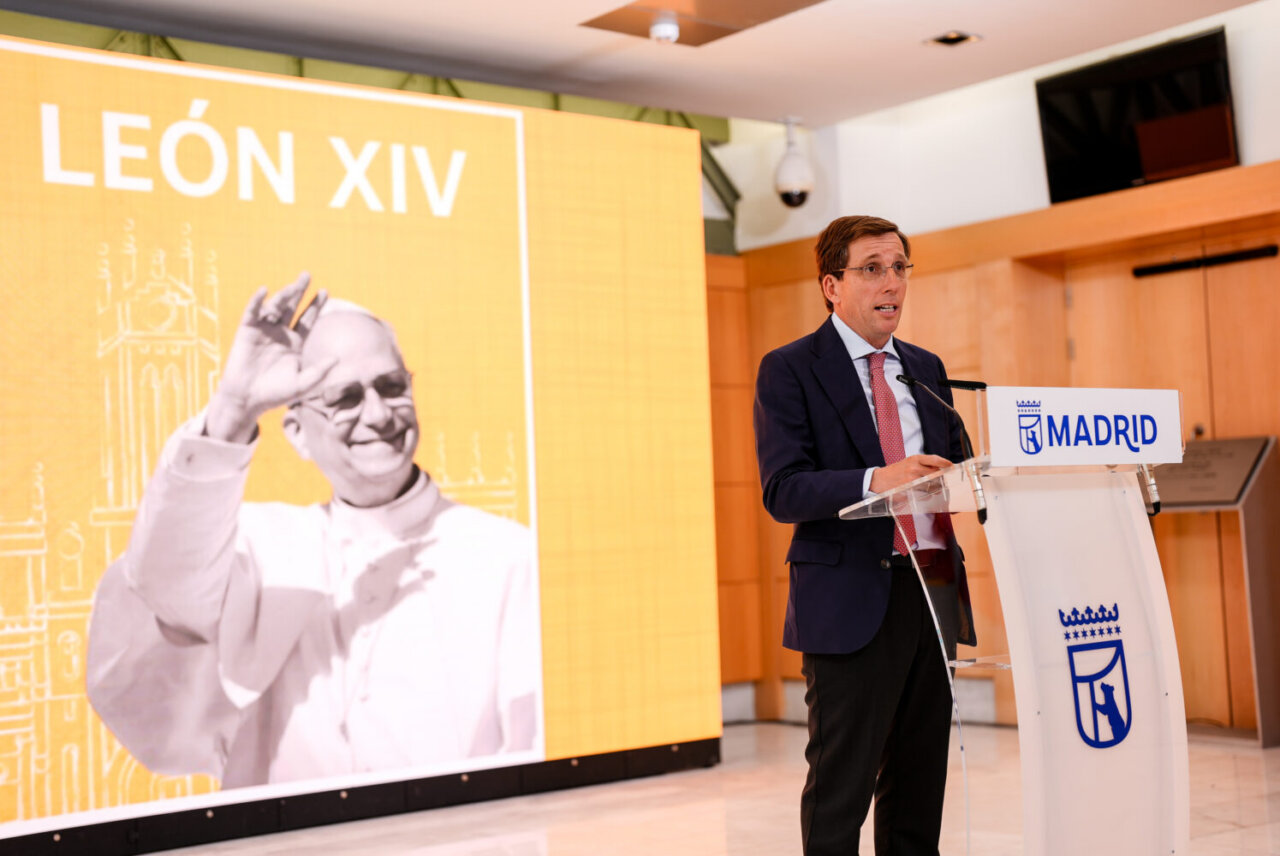 Presentación de la visita del Papa León XIV en Madrid con fondo amarillo
