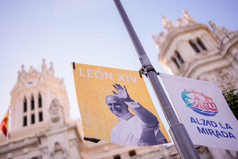 Banderas de bienvenida al Papa León XIV en Madrid
