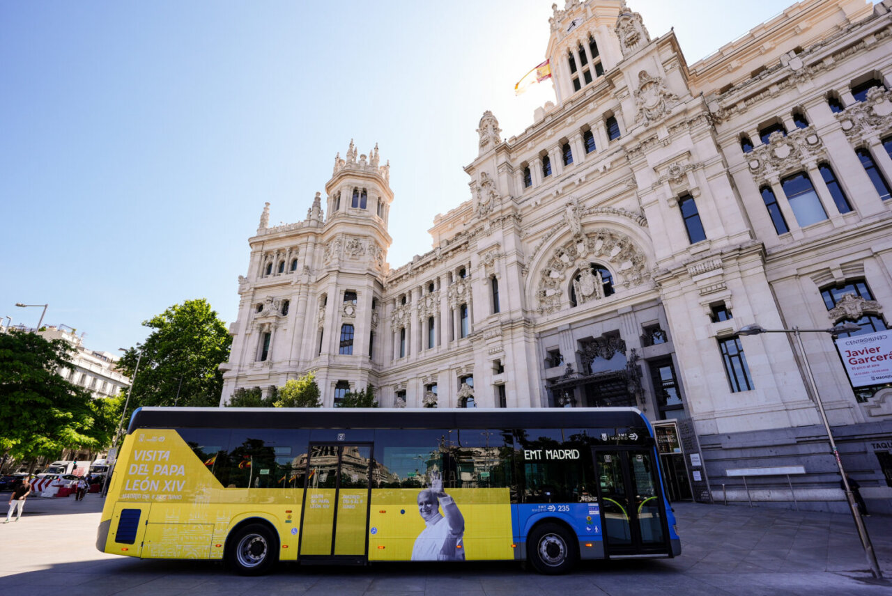 Autobús decorado para la visita del Papa León XIV en Madrid