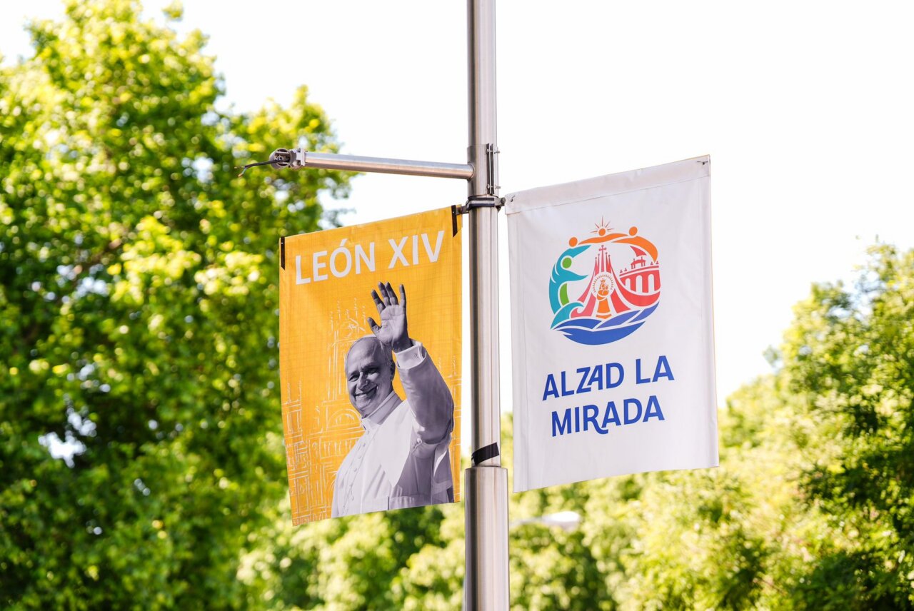 Banderas de bienvenida al Papa León XIV en Madrid