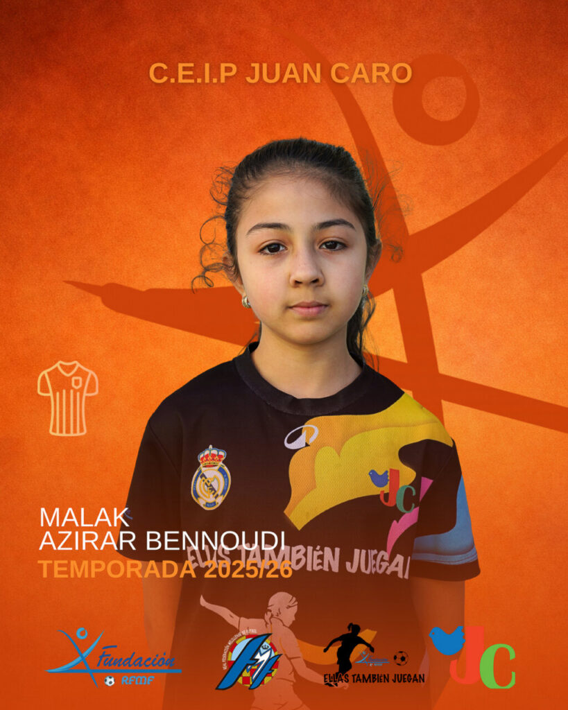 Niña llamada Malak Azirar con camiseta del CEIP Juan Caro