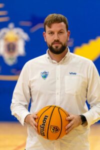 Mané Campaña, entrenador de baloncesto, sosteniendo un balón en el pabellón