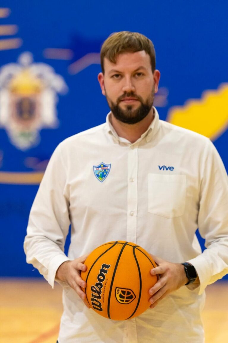 Mané Campaña, entrenador de baloncesto, sosteniendo un balón en el pabellón
