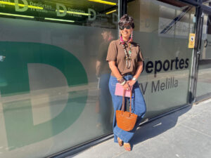 María José Ramírez posando frente a TV Melilla con un look elegante.