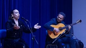 María Terremoto cantando con Diego del Morao tocando la guitarra