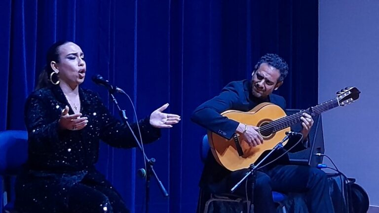 María Terremoto cantando con Diego del Morao tocando la guitarra