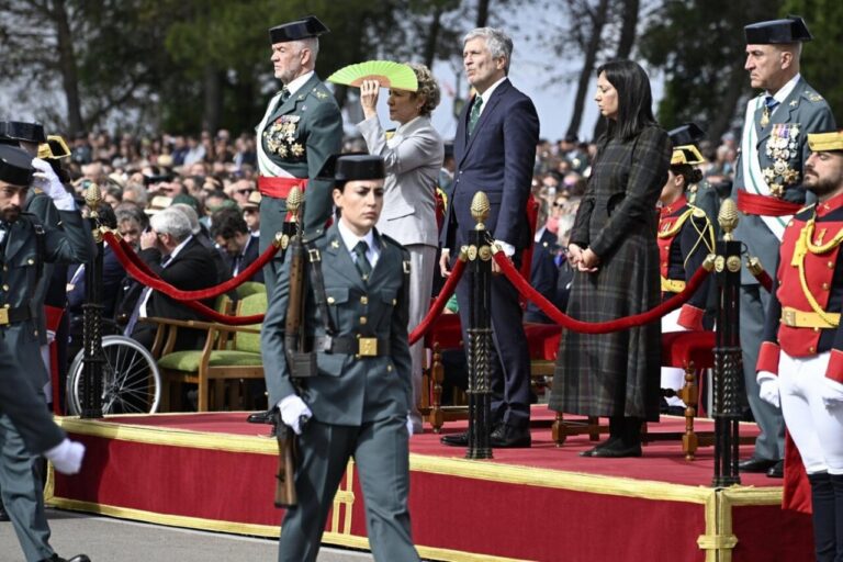 Fernando Grande-Marlaska hablando en un acto con guardias civiles presentes