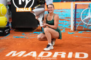 Marta Kostyuk posando con el trofeo en la Caja Mágica de Madrid
