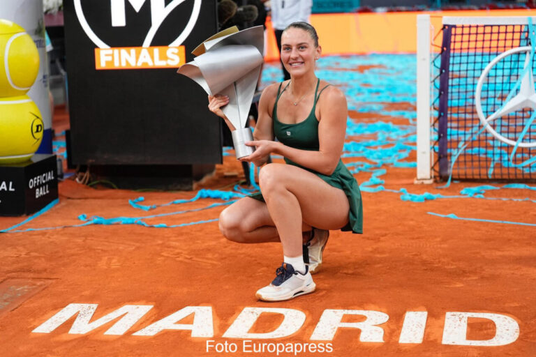 Marta Kostyuk posando con el trofeo en la Caja Mágica de Madrid