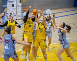 Jugadoras de baloncesto compitiendo en un partido entre La Salle y Celta