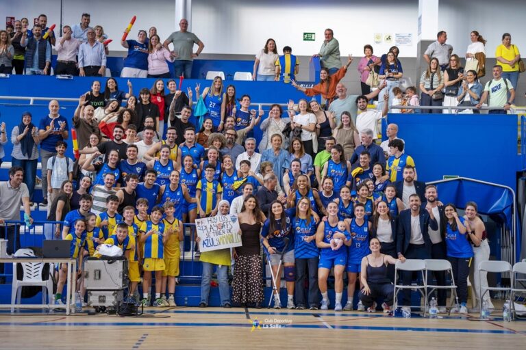 Jugadores y aficionados del MCD La Salle en el Pabellón de Navia