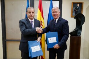 Dos hombres estrechando manos en un evento oficial en Melilla