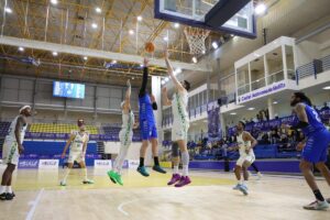 Jugadores del Melilla Baloncesto en un partido contra Hestia Menorca