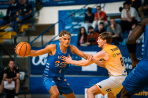 Jugadores de baloncesto compitiendo en un partido intenso en Melilla
