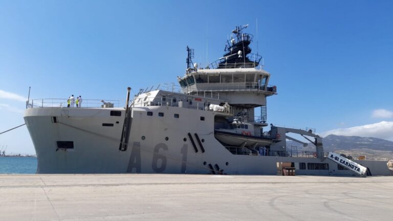 Buque A-61 Carnota de la Armada atracado en Melilla
