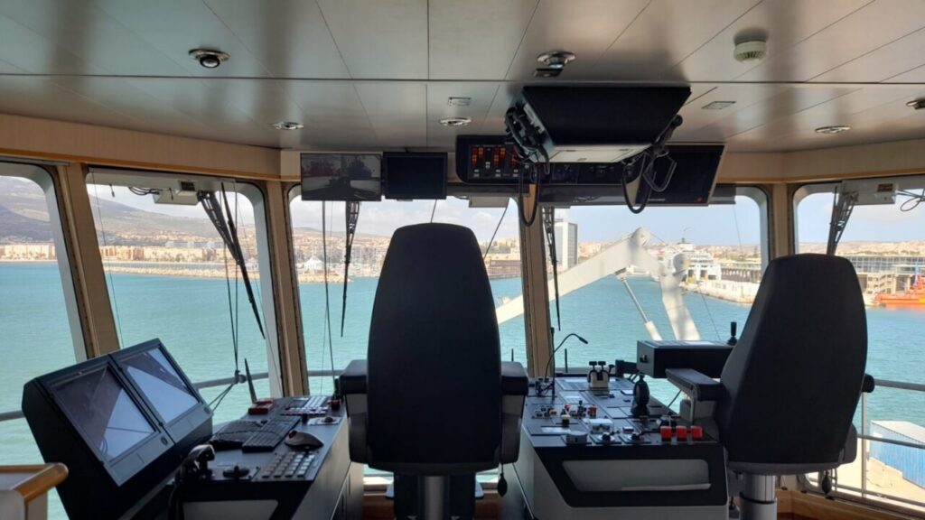 Vista del puente de mando del buque Carnota de la Armada en Melilla