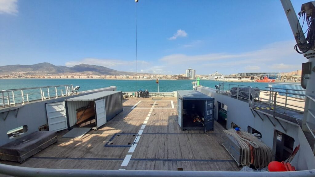 Vista del buque Carnota de la Armada en el puerto de Melilla