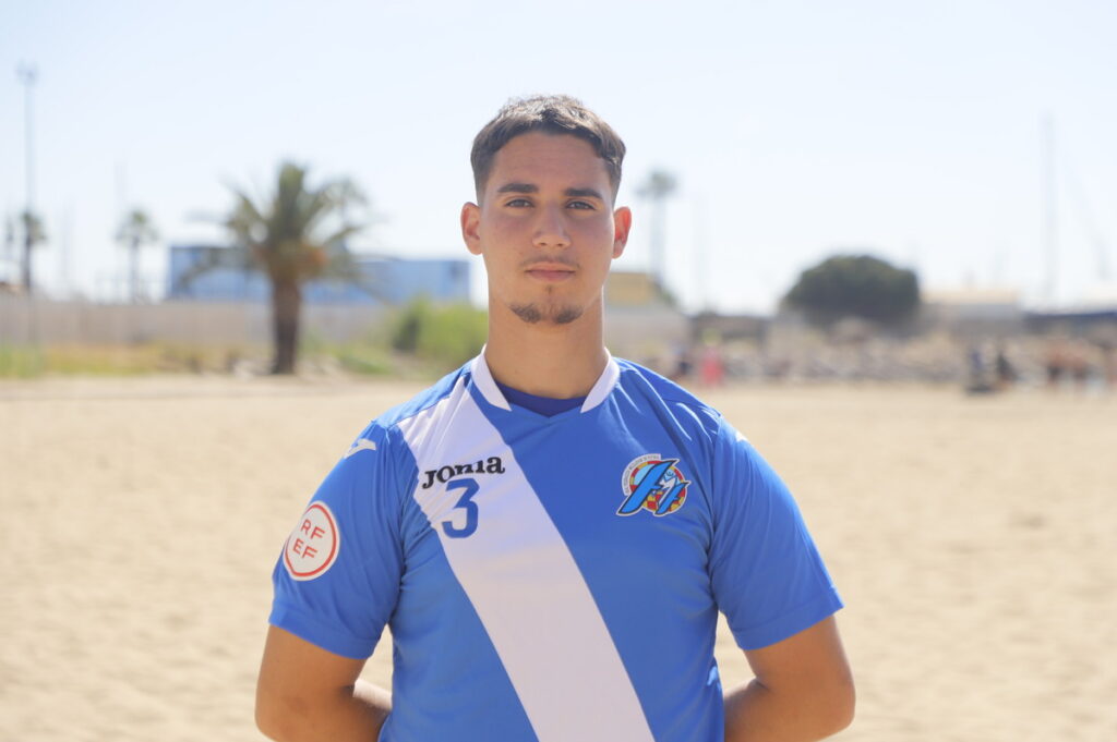 Jugador de fútbol playa de Melilla en la competición