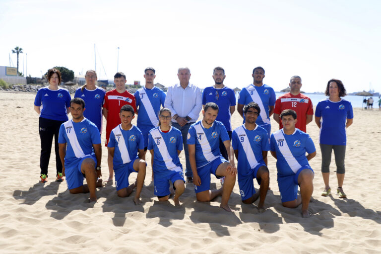 Equipo de fútbol playa de Melilla posando en la arena