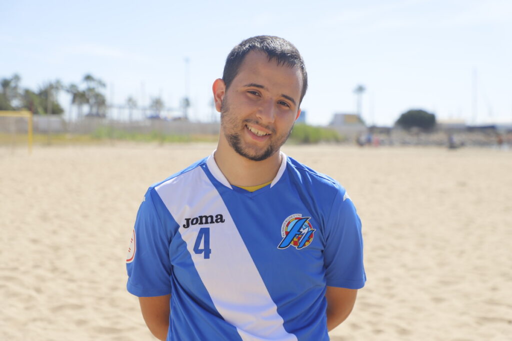 Jugador de fútbol playa de Melilla sonriendo en la arena